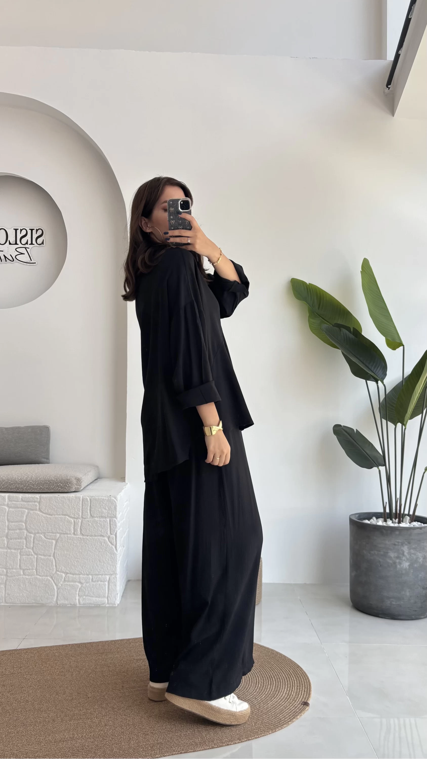 Pantalon + chemise légère = Un look chic & pudique