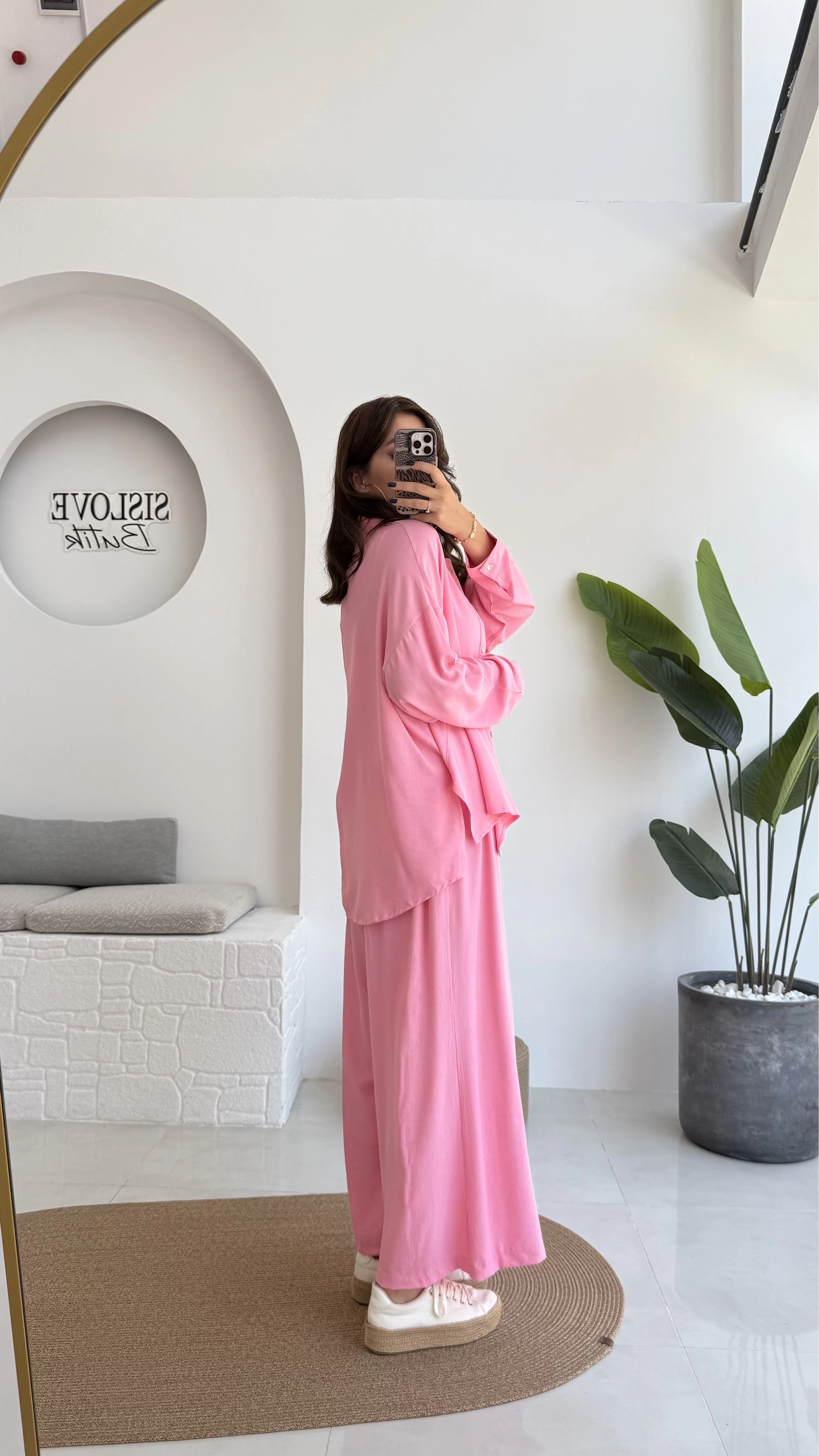 Pantalon + chemise légère = Un look chic & pudique