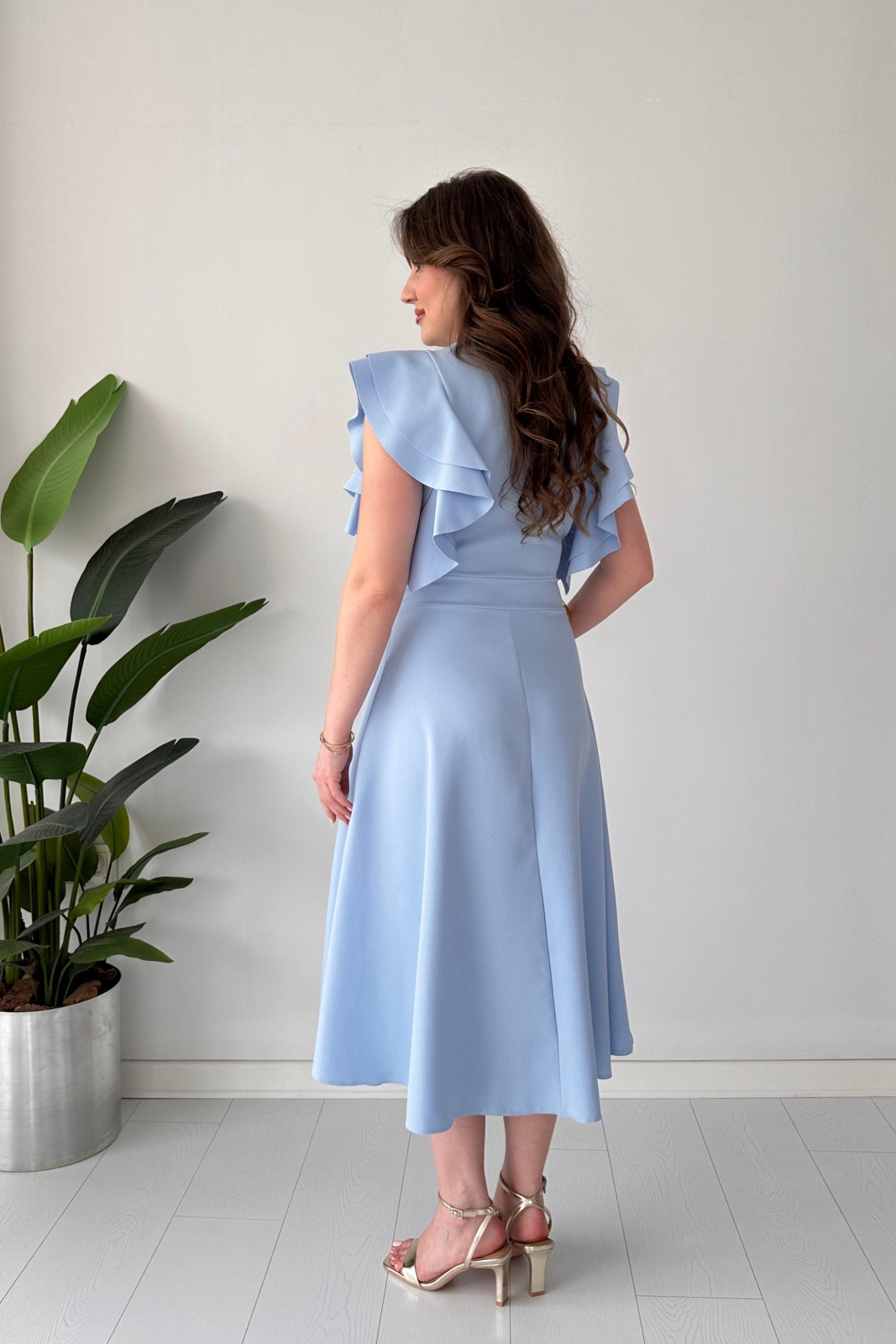 Robe en crêpe à volants sur les épaules