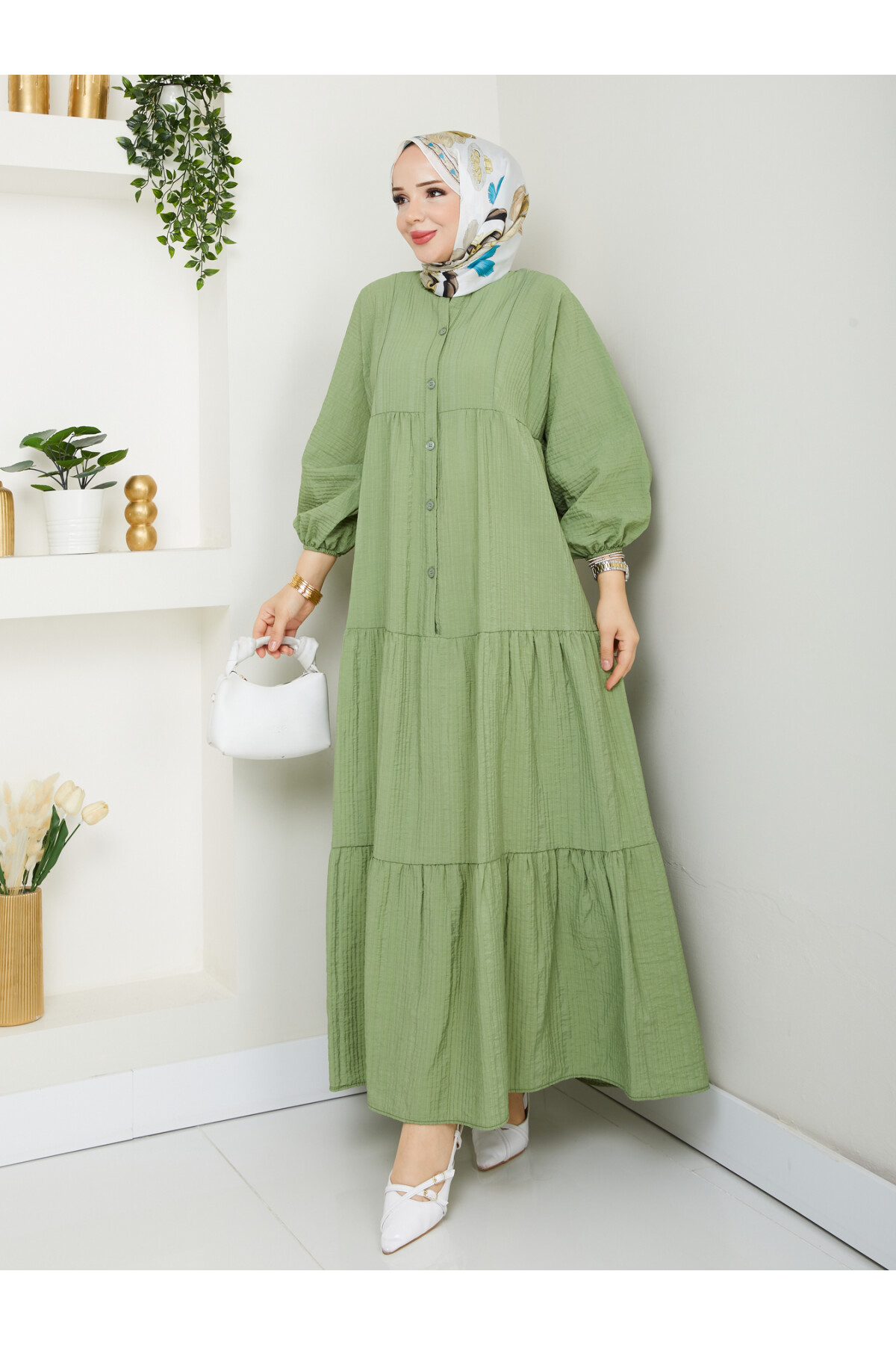 Robe qui t’enveloppe de confort et t’éblouit par son élégance… Un été pudique et raffiné.