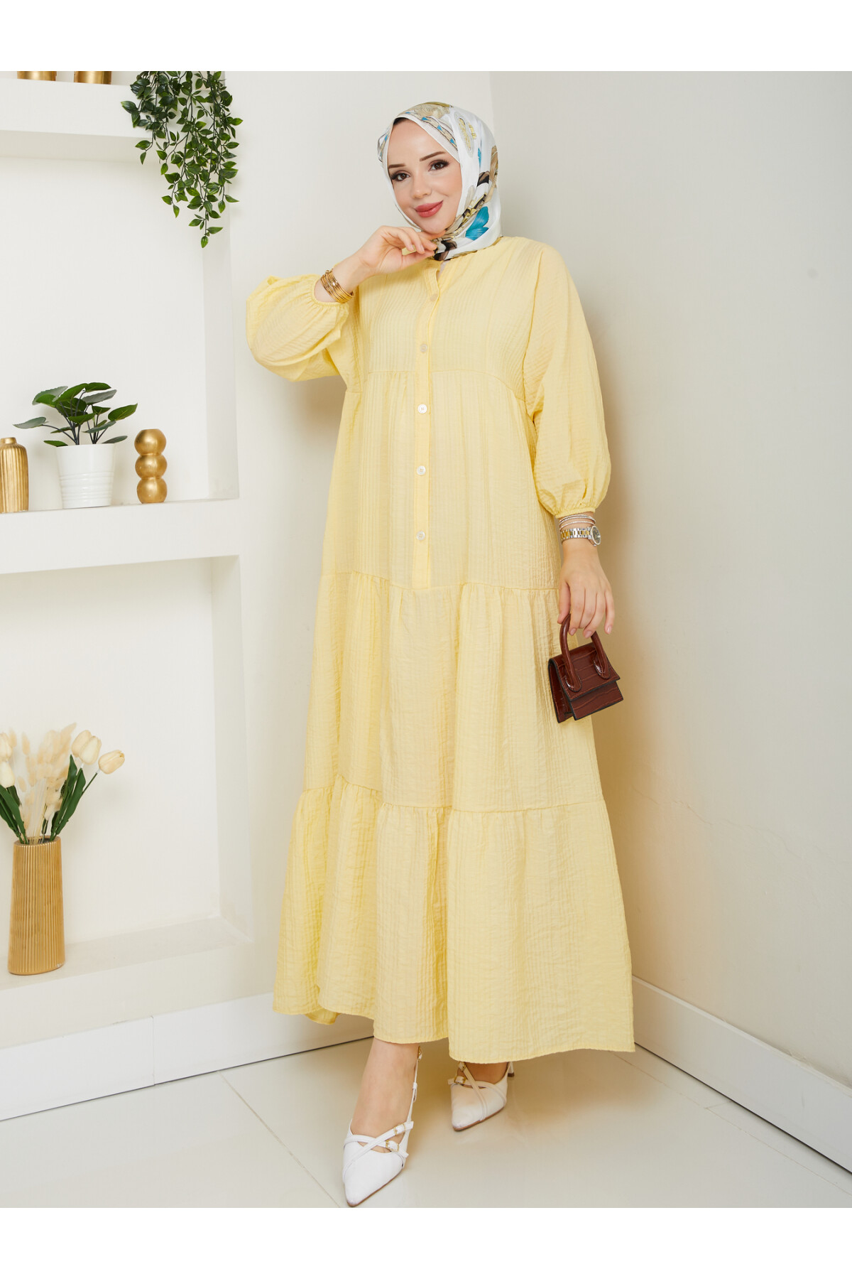 Robe qui t’enveloppe de confort et t’éblouit par son élégance… Un été pudique et raffiné.