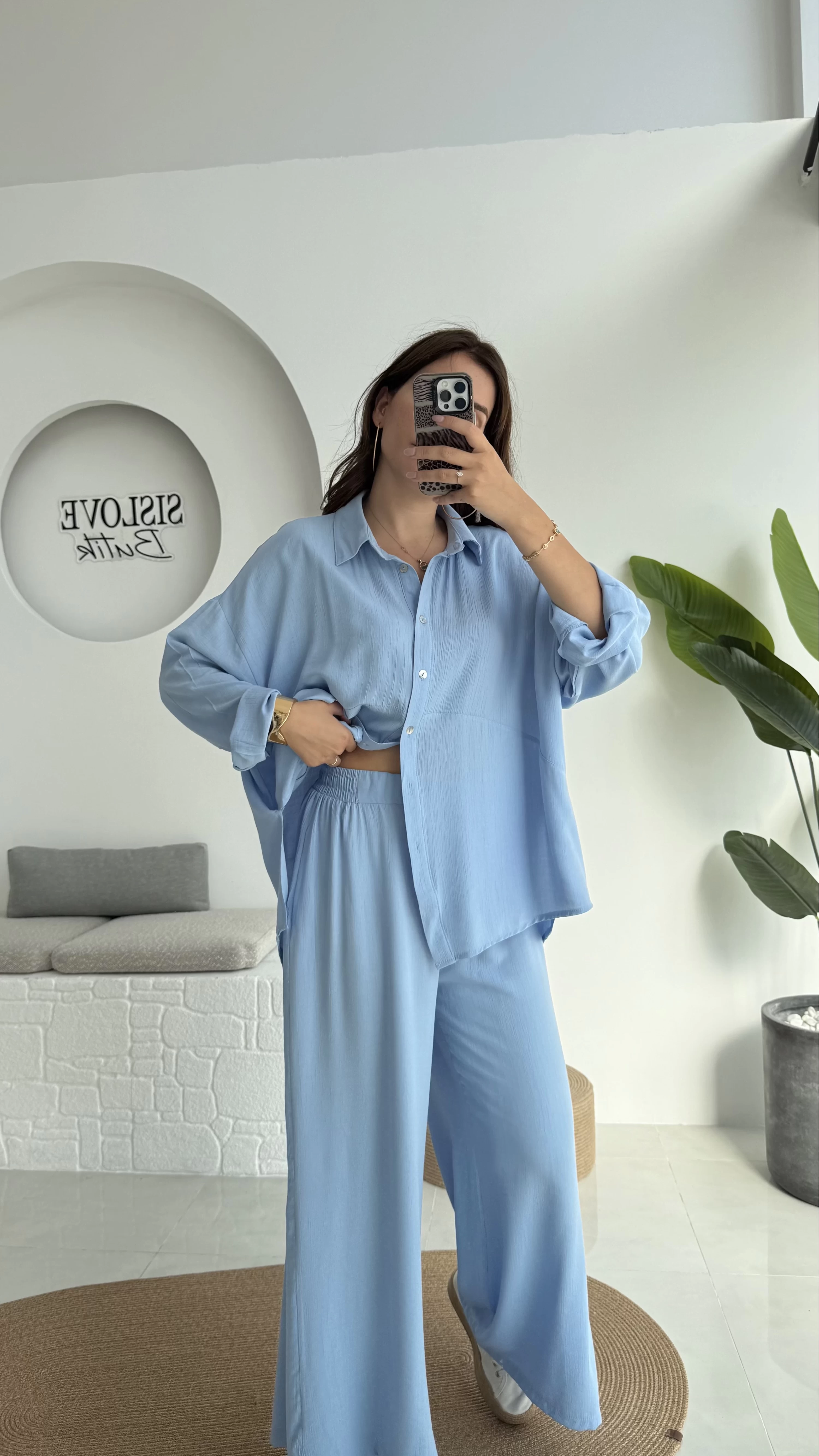 Pantalon + chemise légère = Un look chic & pudique