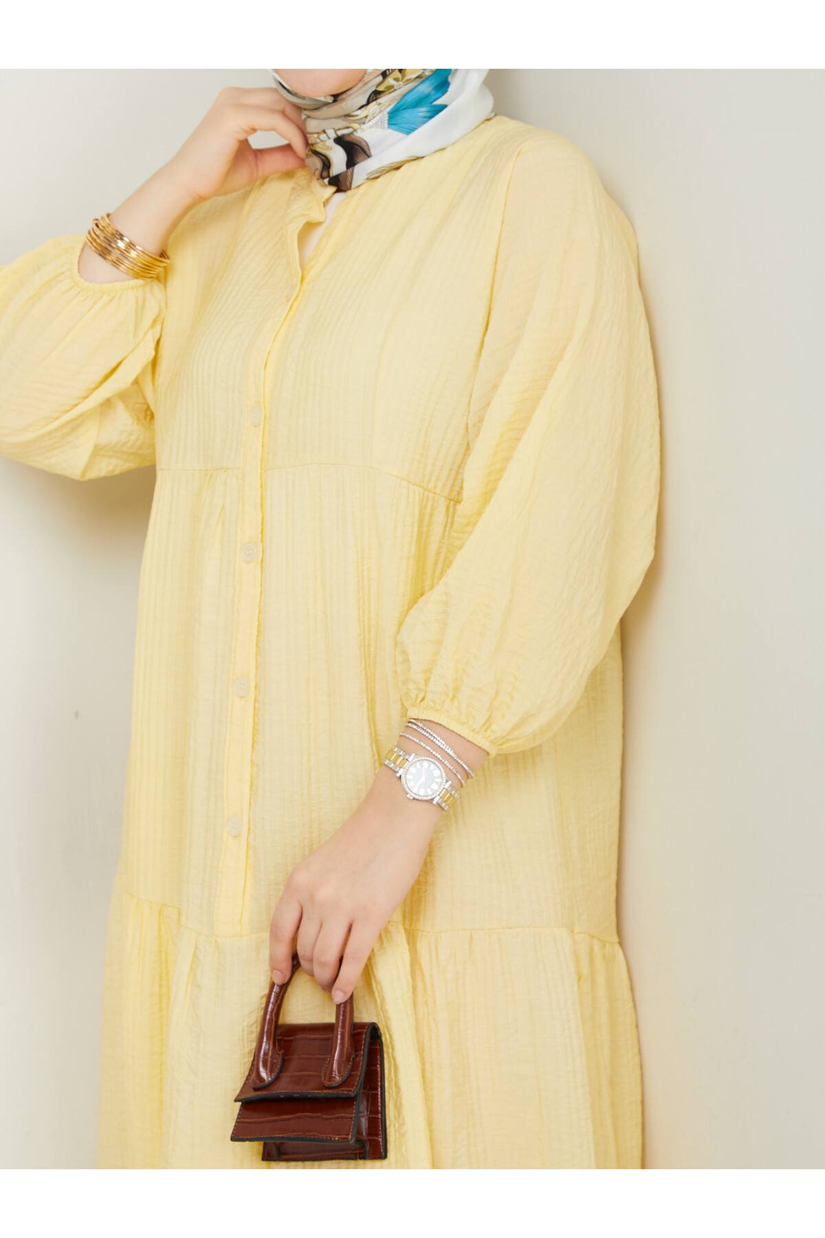 Robe qui t’enveloppe de confort et t’éblouit par son élégance… Un été pudique et raffiné.