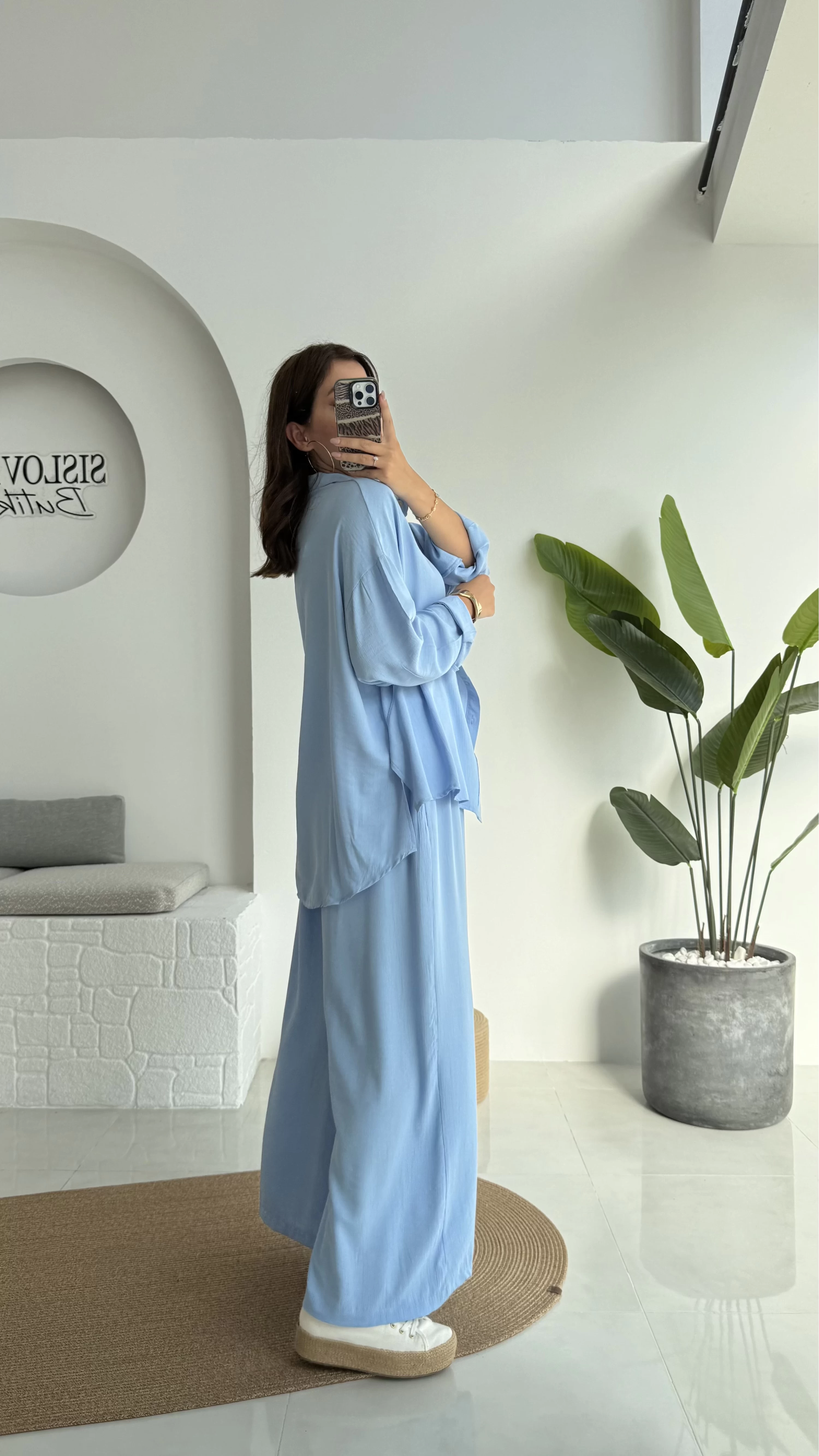 Pantalon + chemise légère = Un look chic & pudique