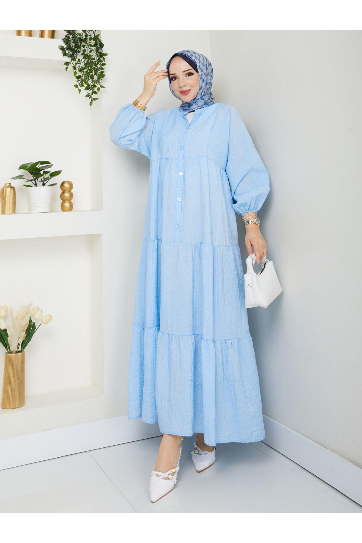 Robe qui t’enveloppe de confort et t’éblouit par son élégance… Un été pudique et raffiné.