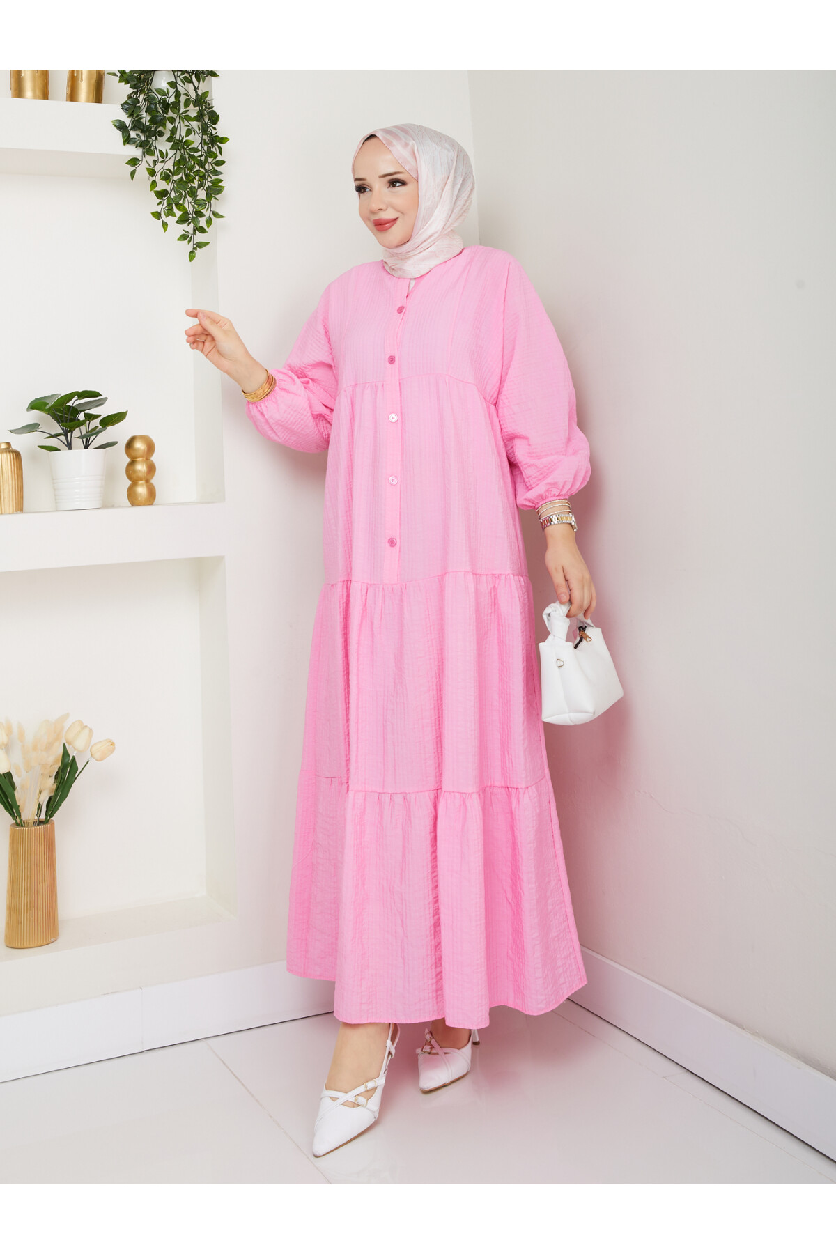 Robe qui t’enveloppe de confort et t’éblouit par son élégance… Un été pudique et raffiné.