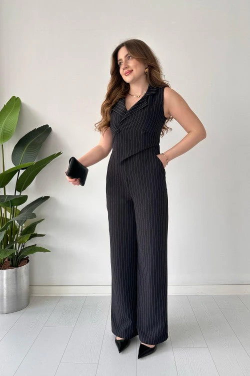Le noir irrésistible Une combinaison avec une touche de veste qui change les règles du jeu.