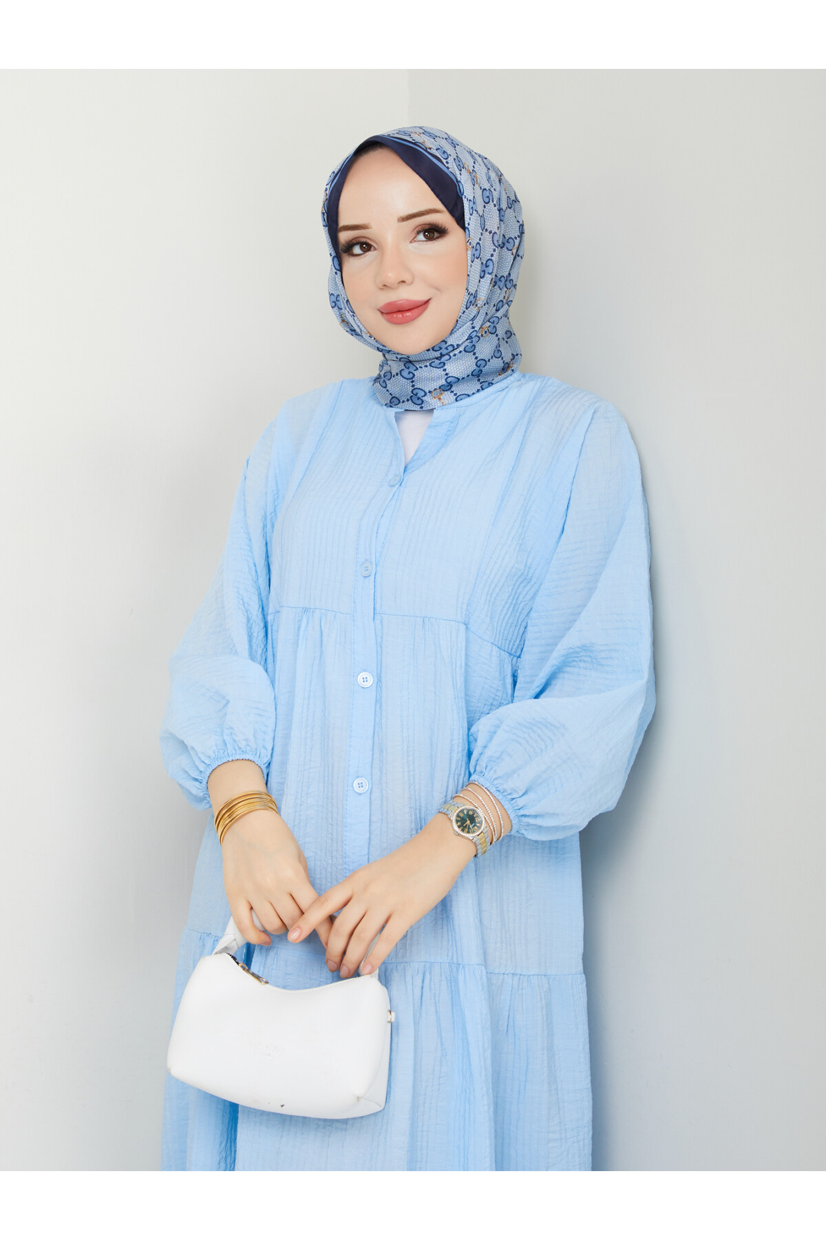 Robe qui t’enveloppe de confort et t’éblouit par son élégance… Un été pudique et raffiné.