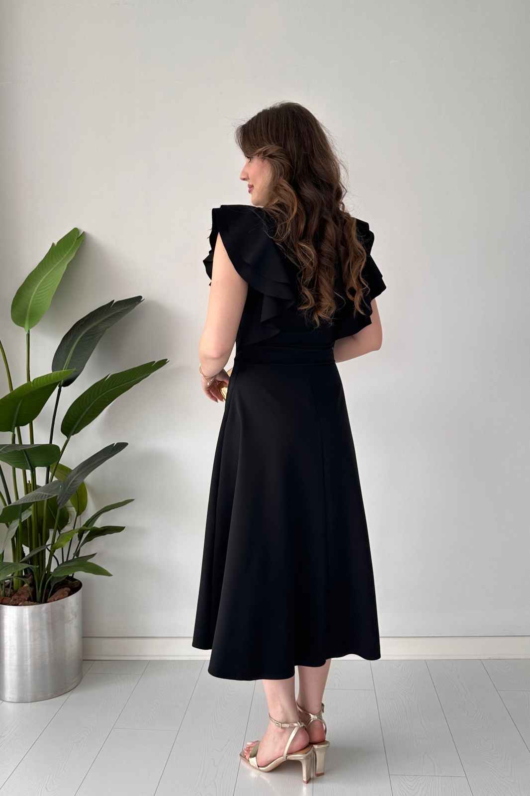 Robe en crêpe à volants sur les épaules