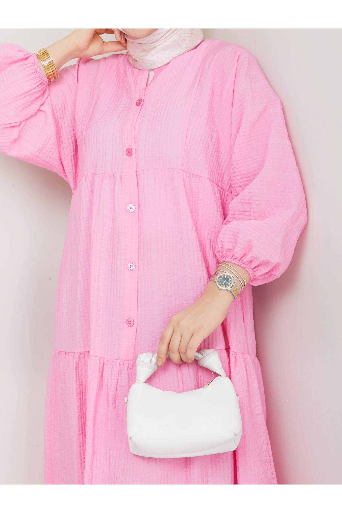 Robe qui t’enveloppe de confort et t’éblouit par son élégance… Un été pudique et raffiné.