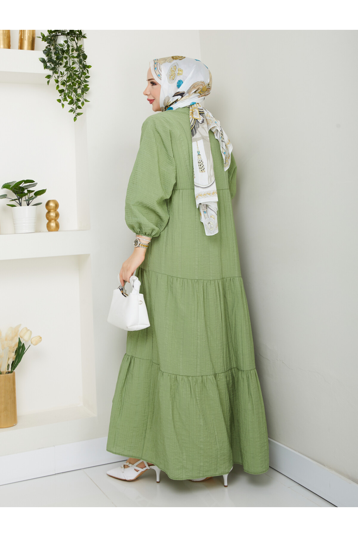 Robe qui t’enveloppe de confort et t’éblouit par son élégance… Un été pudique et raffiné.