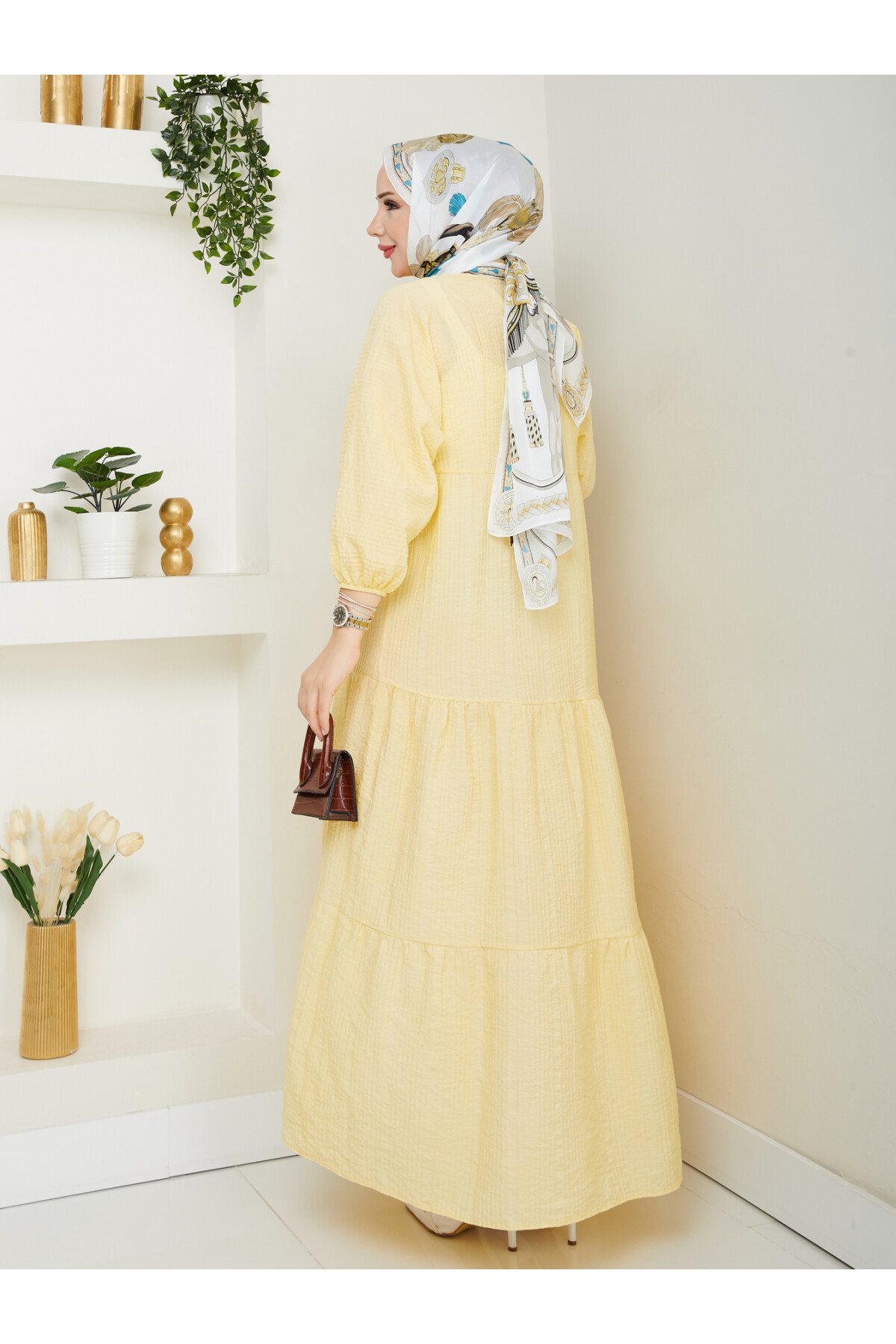 Robe qui t’enveloppe de confort et t’éblouit par son élégance… Un été pudique et raffiné.
