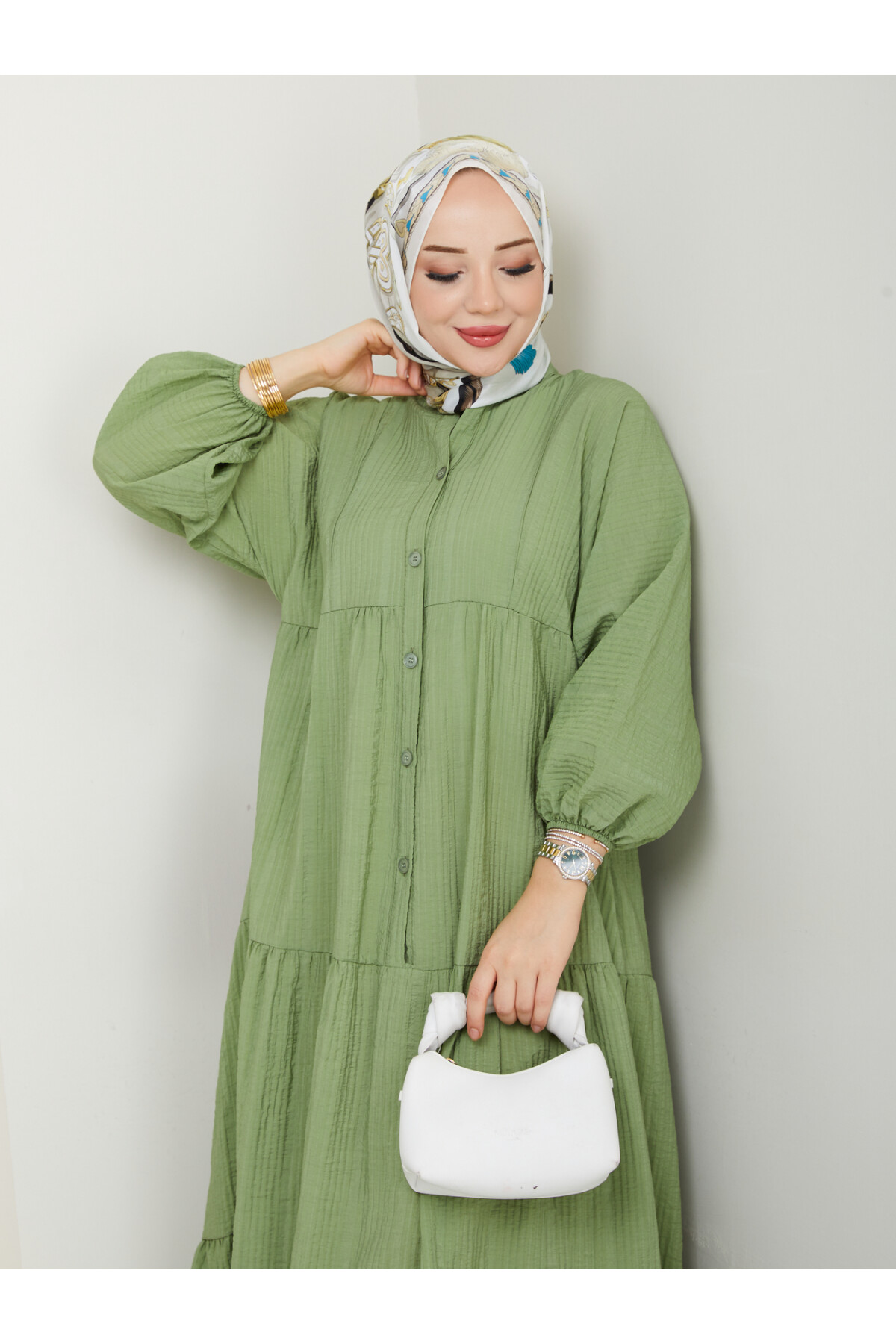 Robe qui t’enveloppe de confort et t’éblouit par son élégance… Un été pudique et raffiné.