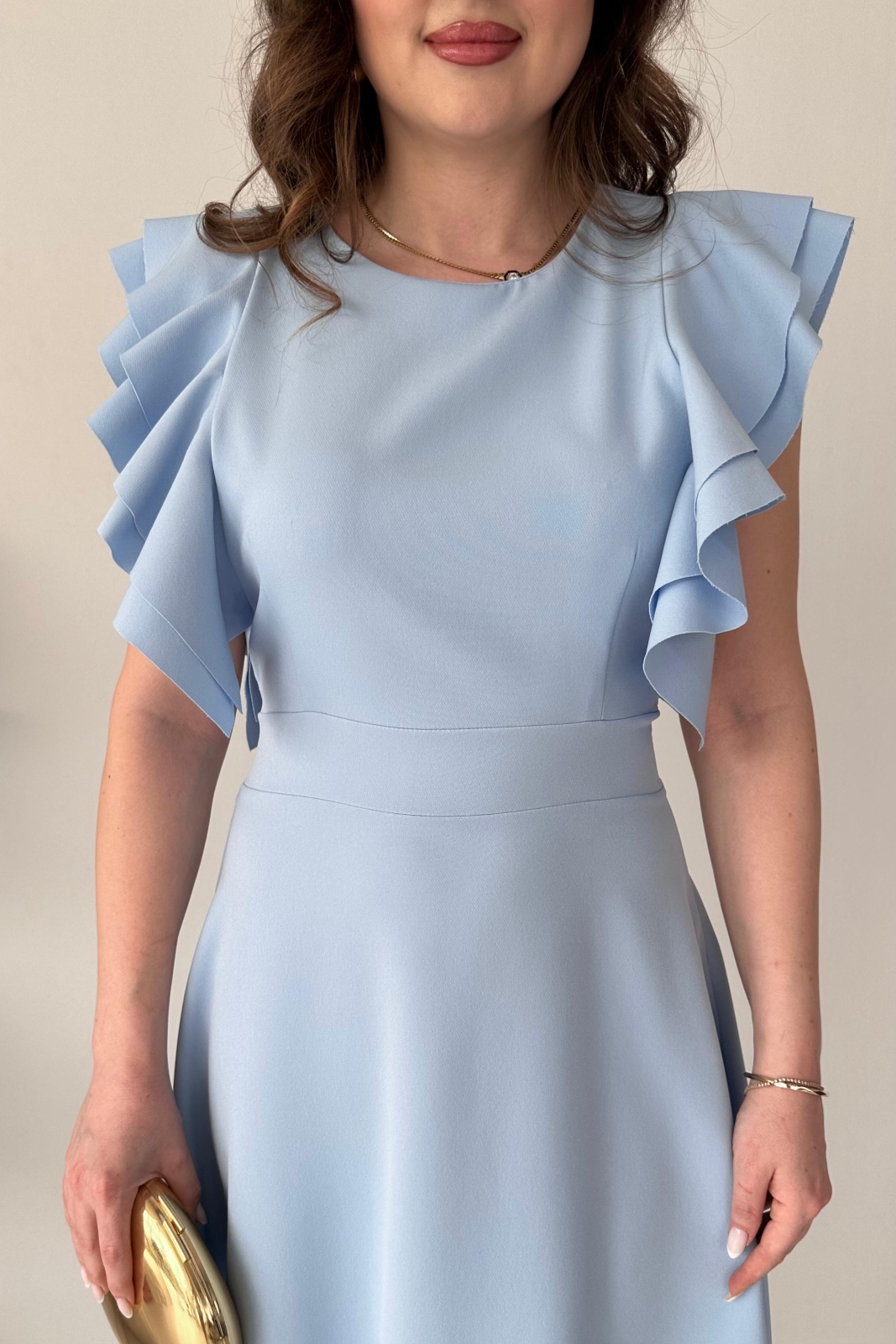 Robe en crêpe à volants sur les épaules
