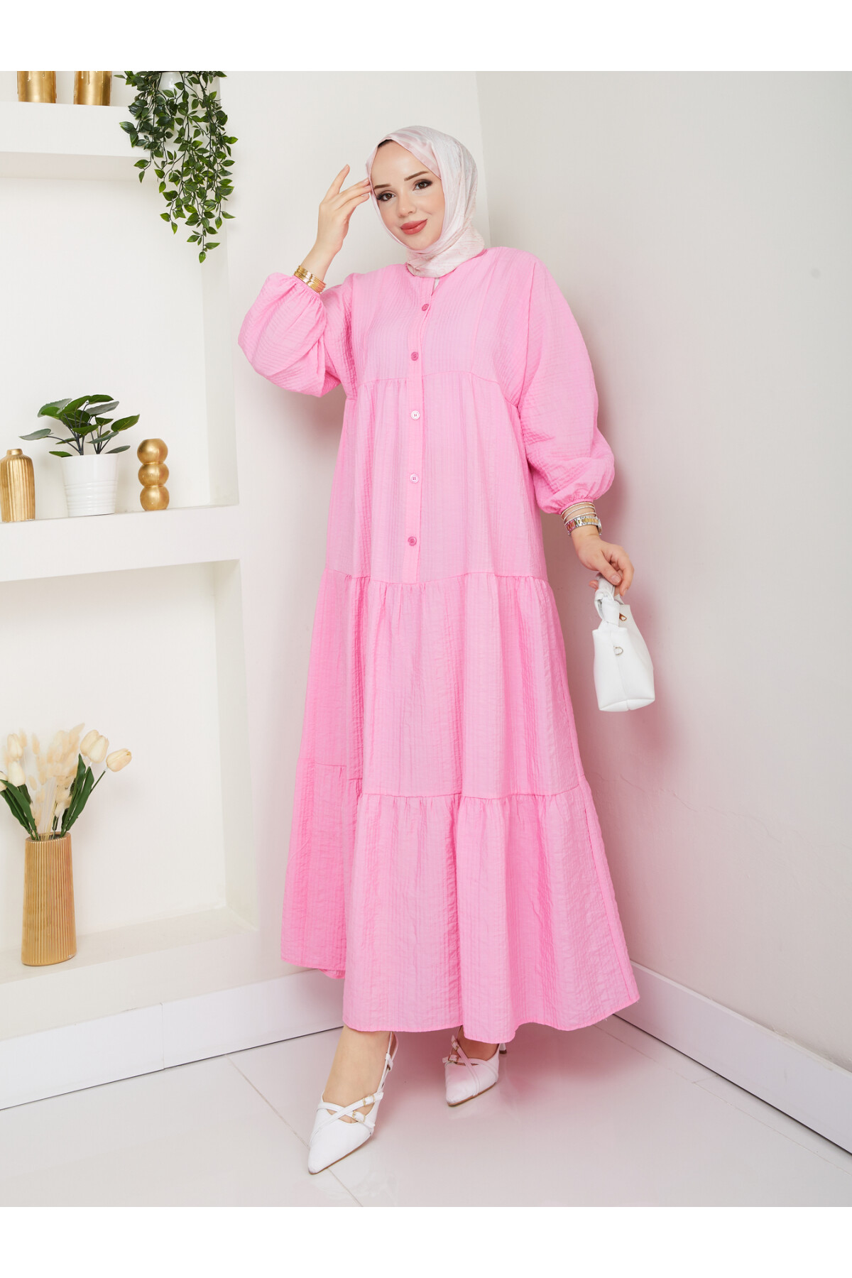 Robe qui t’enveloppe de confort et t’éblouit par son élégance… Un été pudique et raffiné.