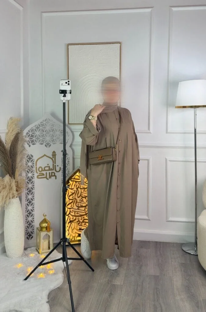 روب الأناقة الهادئة… لأن راحتك تستحق أن تبدو فاخرة