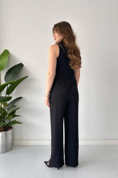 Le noir irrésistible Une combinaison avec une touche de veste qui change les règles du jeu.