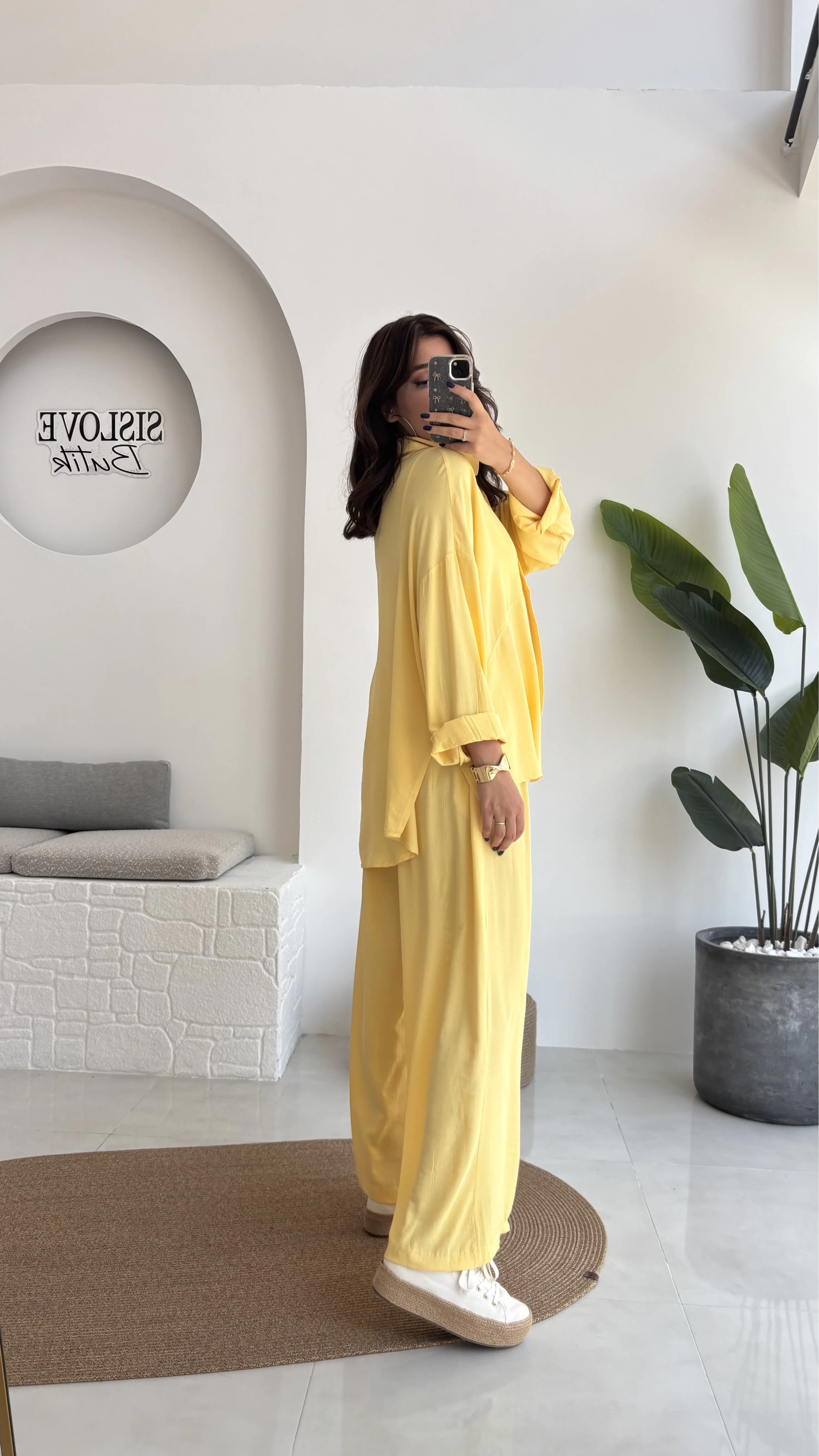 Pantalon + chemise légère = Un look chic & pudique