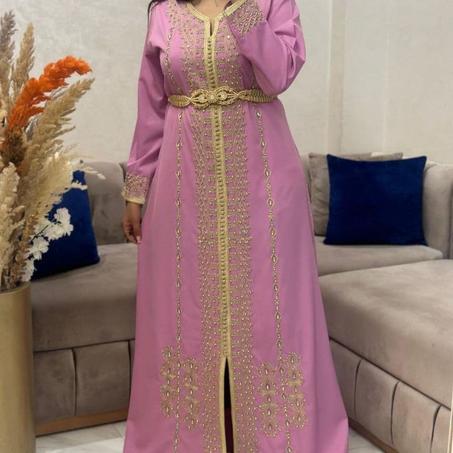🥳تخفيض خاص 💥 لعشاق الأناقة والفخامة قفطان بالعقاد والسفيفة مطروز مع الحزام انيق مخدوم خدمة متقونة، وكيوالم كل مناسباتك😍 اغتنمي الفرصة واحصلي علىه لان