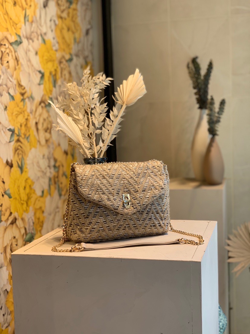 Sac à Bandoulière Chevron Noir et Naturel avec Chaîne Dorée