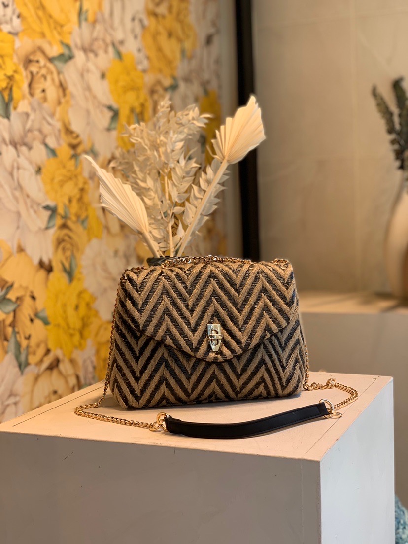 Sac à Bandoulière Chevron Noir et Naturel avec Chaîne Dorée