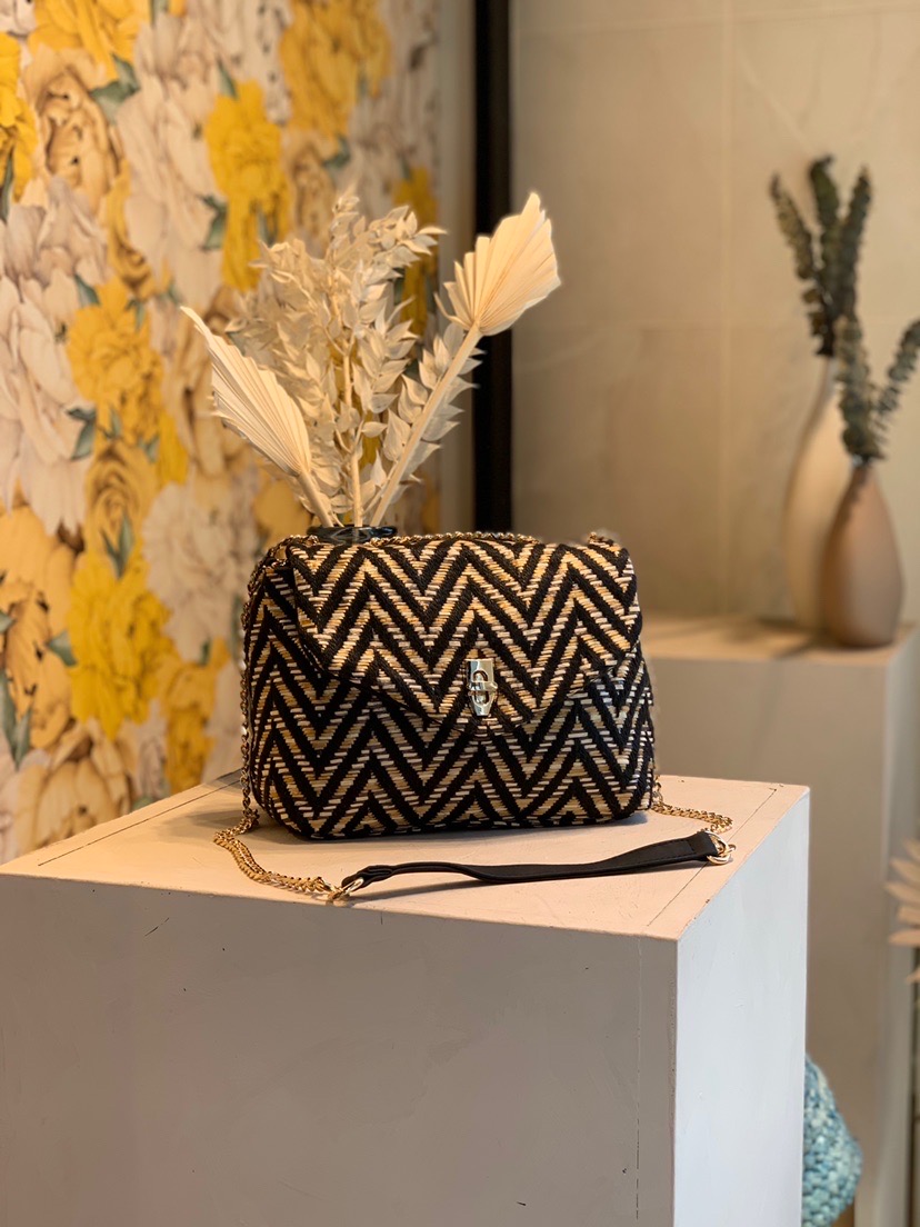 Sac à Bandoulière Chevron Noir et Naturel avec Chaîne Dorée
