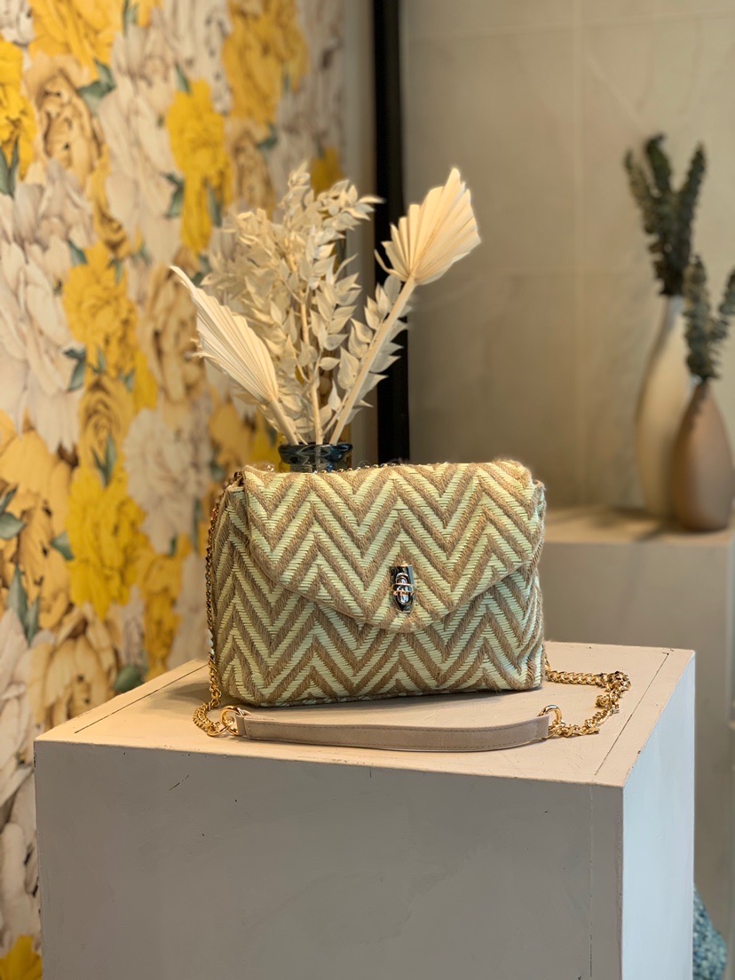 Sac à Bandoulière Chevron Noir et Naturel avec Chaîne Dorée