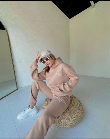 بدلة رياضية باللون البيج