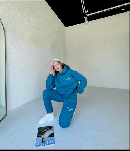 بدلة رياضية باللون الأزرق!