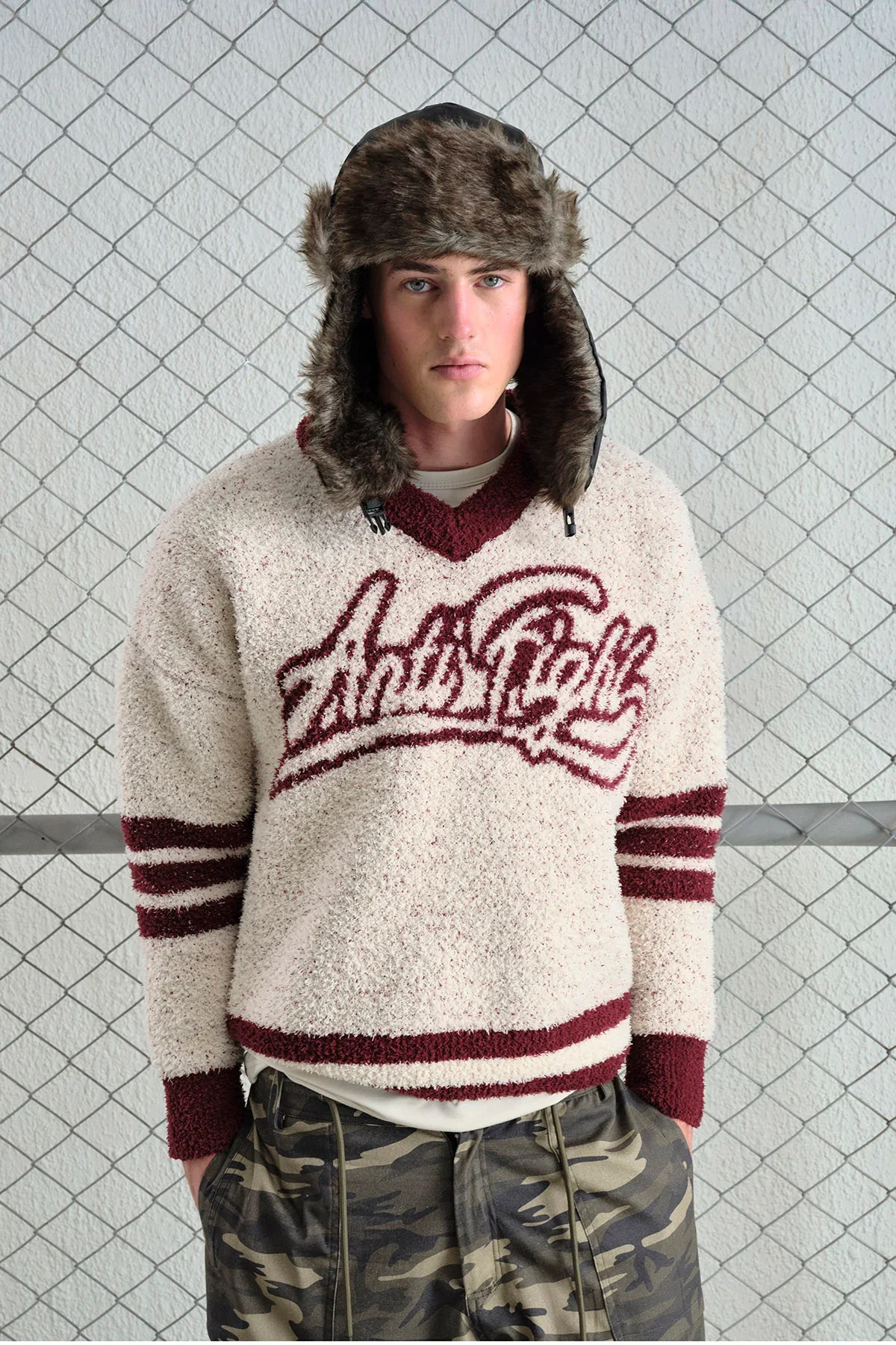 Tricot Homme Col V en Maille Bouclée – Style Varsity  & Confort Hivernal