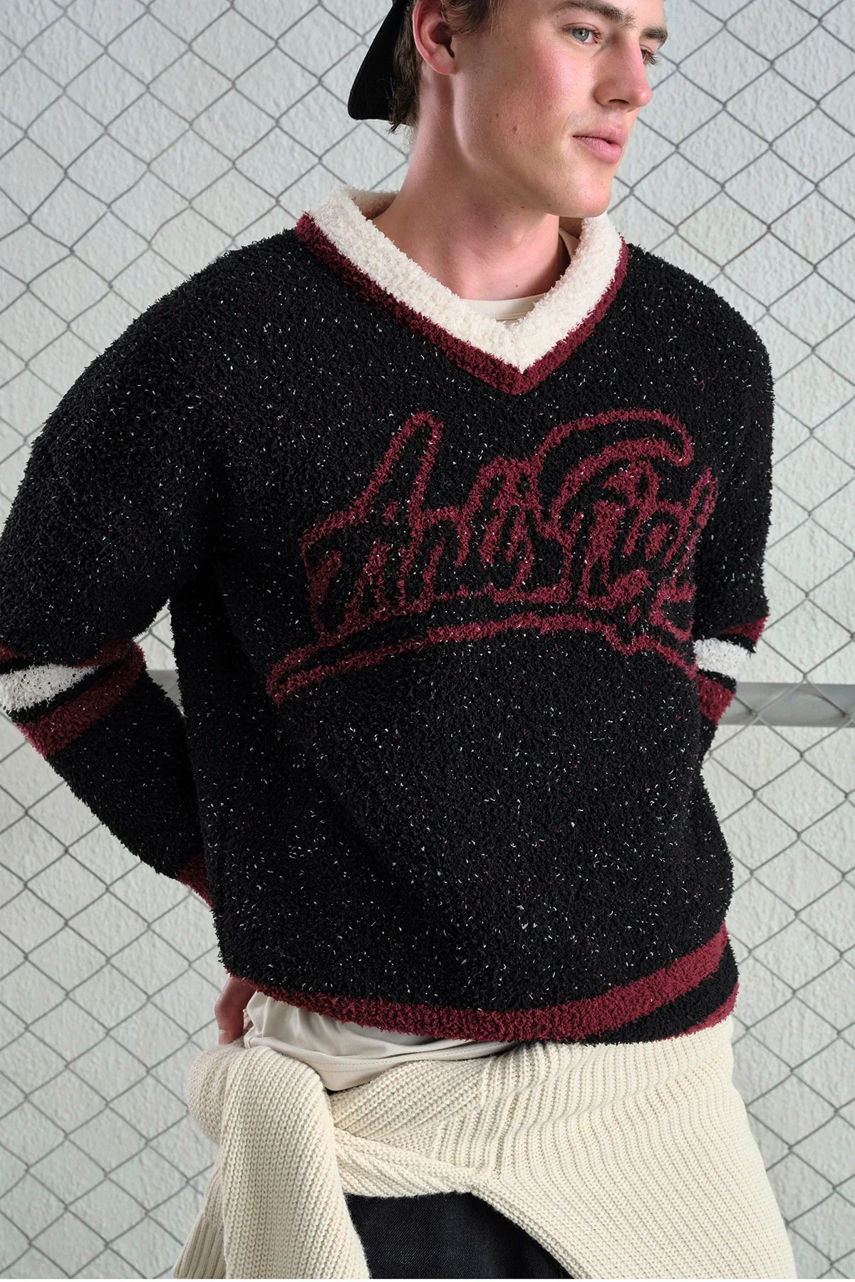 Tricot Homme Col V en Maille Bouclée – Style Varsity  & Confort Hivernal