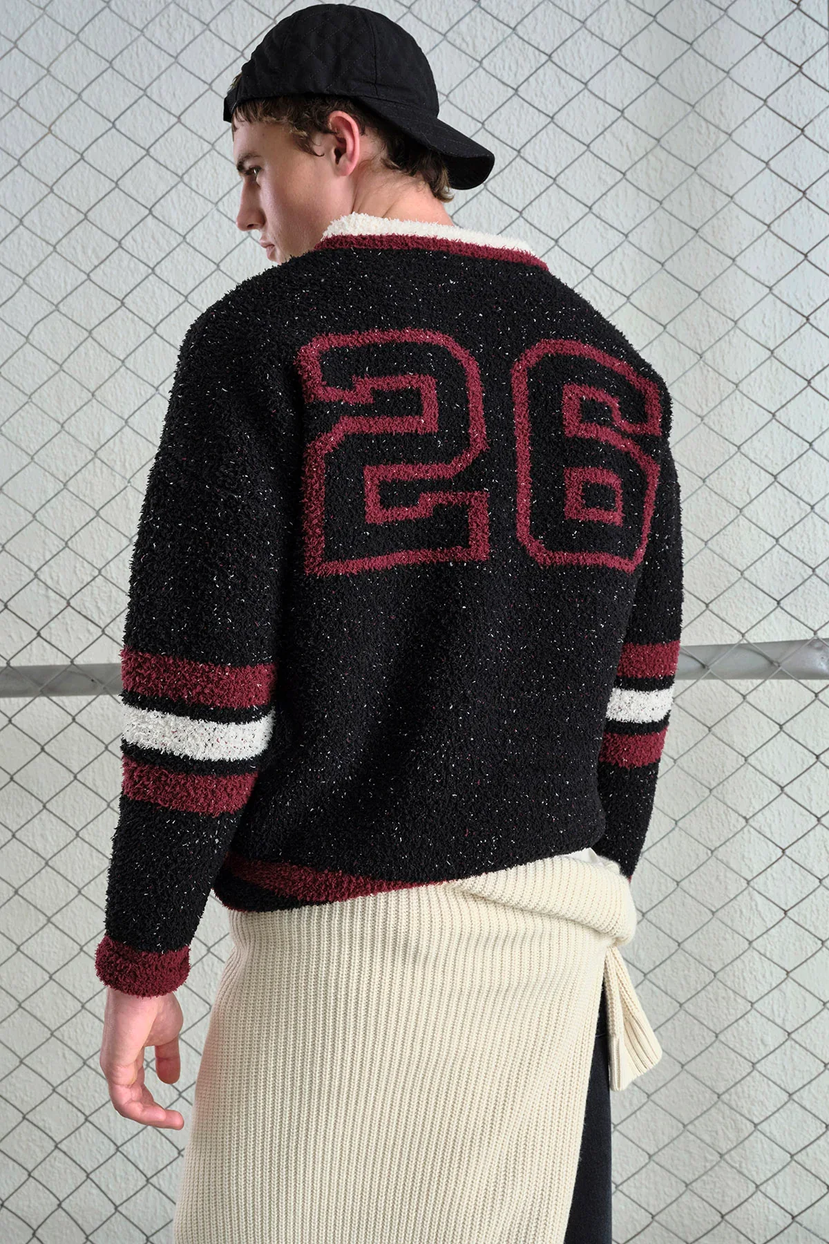 Tricot Homme Col V en Maille Bouclée – Style Varsity  & Confort Hivernal