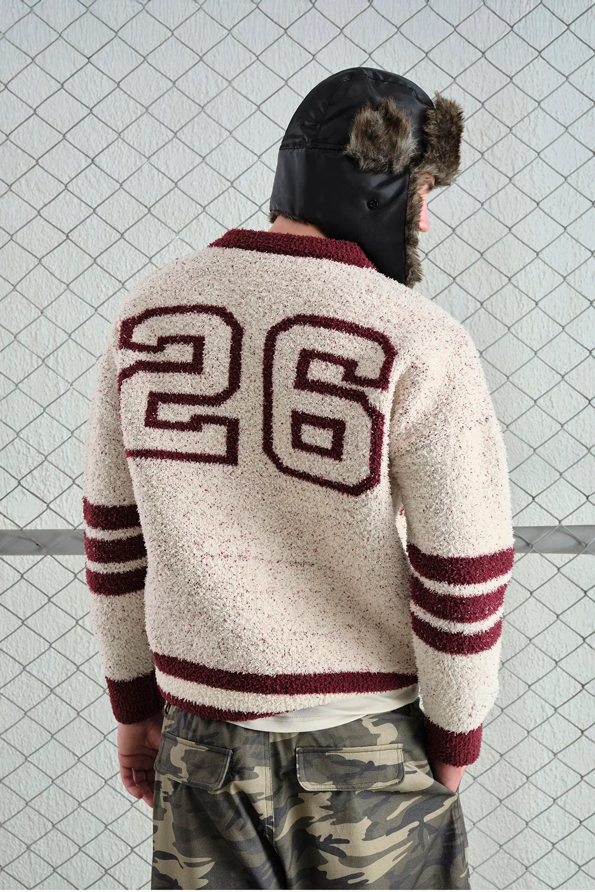 Tricot Homme Col V en Maille Bouclée – Style Varsity  & Confort Hivernal