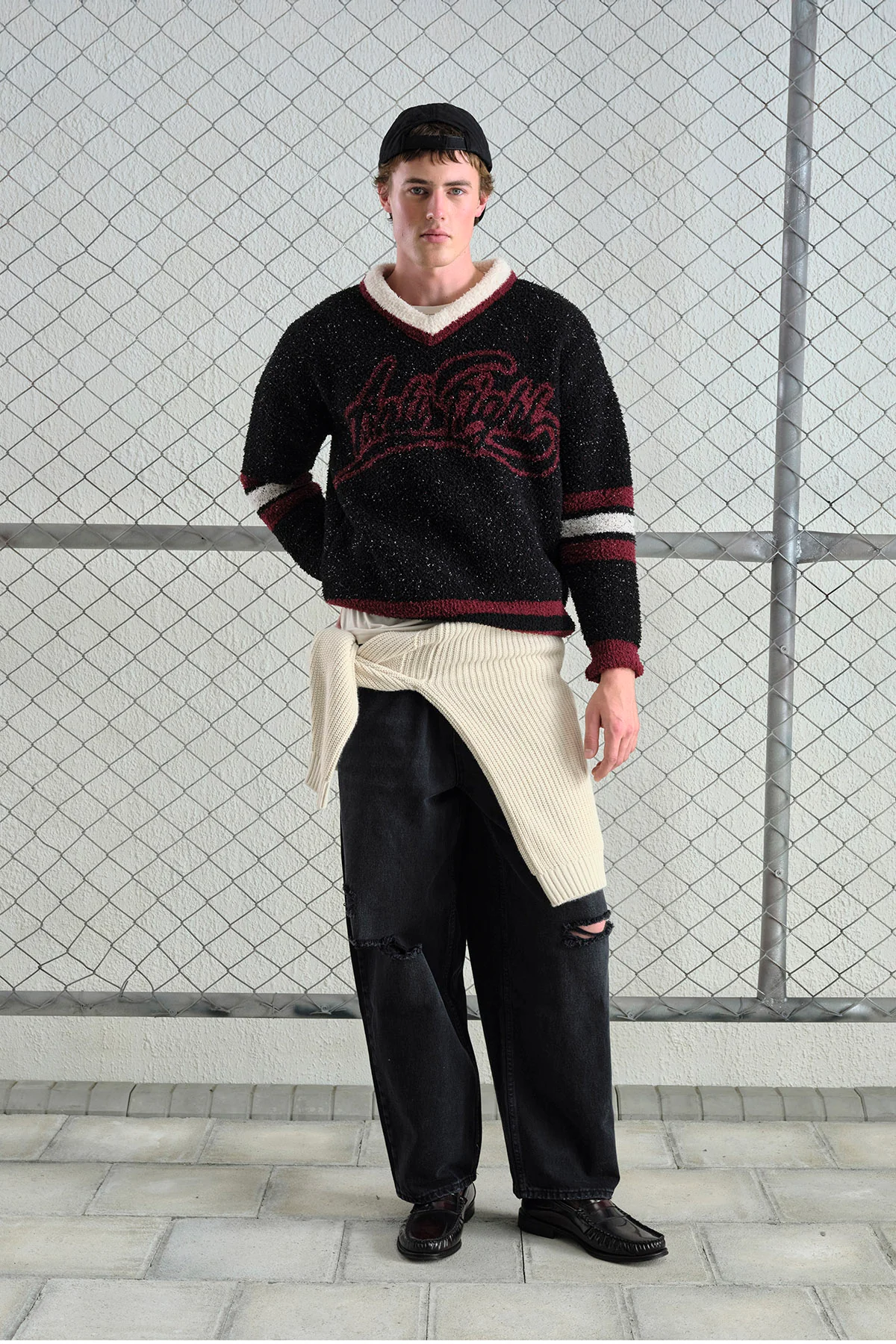 Tricot Homme Col V en Maille Bouclée – Style Varsity  & Confort Hivernal