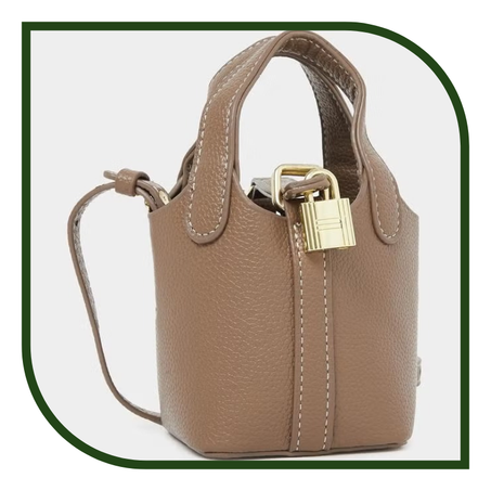 حقيبة  بتفاصيل قفل ستايلي متدلية