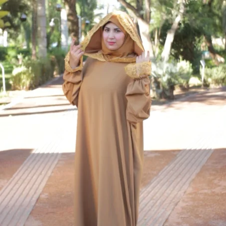 عباية نسائية بقبعة مزخرفة بلون كراميل