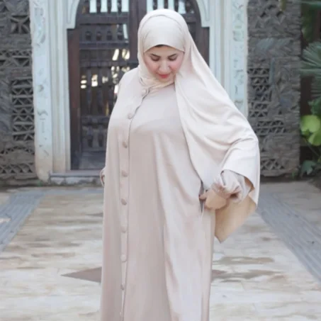 عباية أنيقة بلون بيج بقصة واسعة مع حجاب متناسق