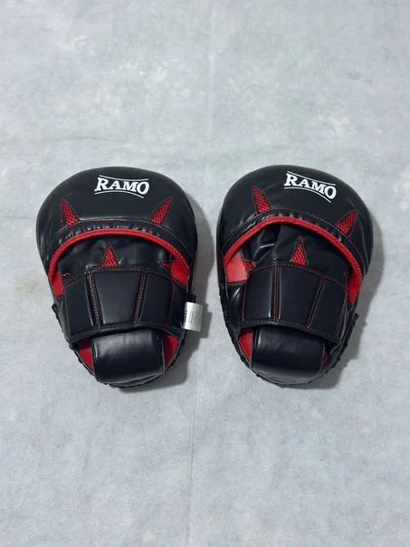 Pattes Ours de Boxe Incurvé T1 Noir et Rouge