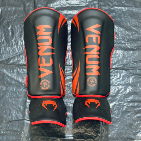 Protège-tibias VENUM Élite – Noir & Rouge