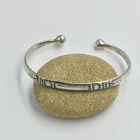 سوار أنيق من الفضة الاسترليني عيار 925 صناعة يدوية