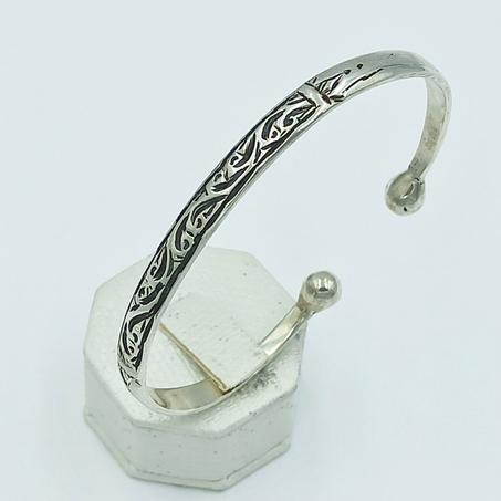 سوار تقليدي من الفضة النقرة 925 صناعة يدوية