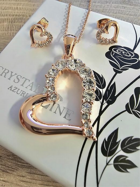 قلادة على شكل قلب وقطع ذهبية