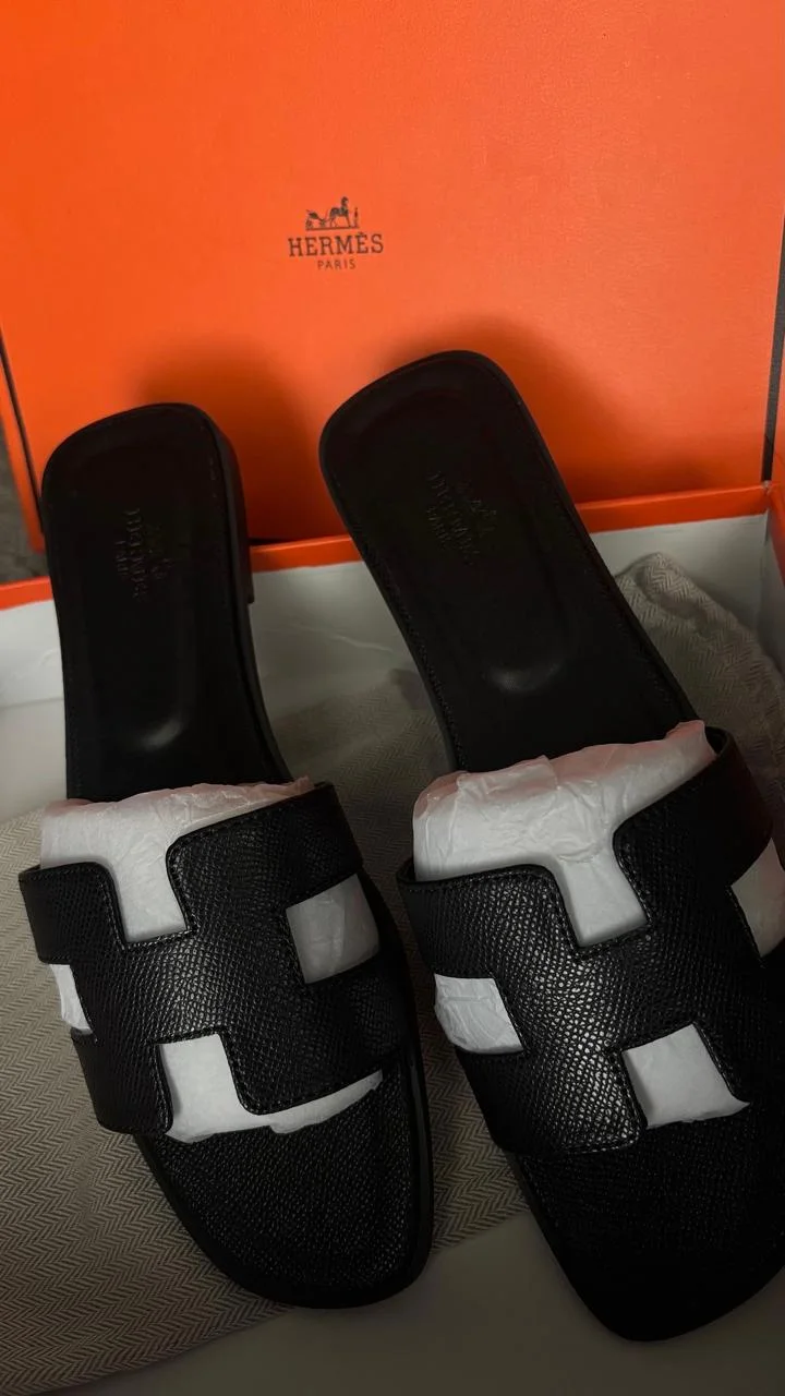 Sandales H en cuir noir – Élégance intemporelle