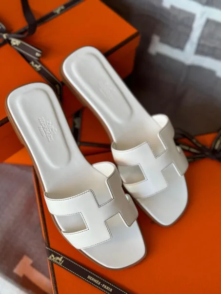 Sandales H en cuir blanc – Élégance intemporelle