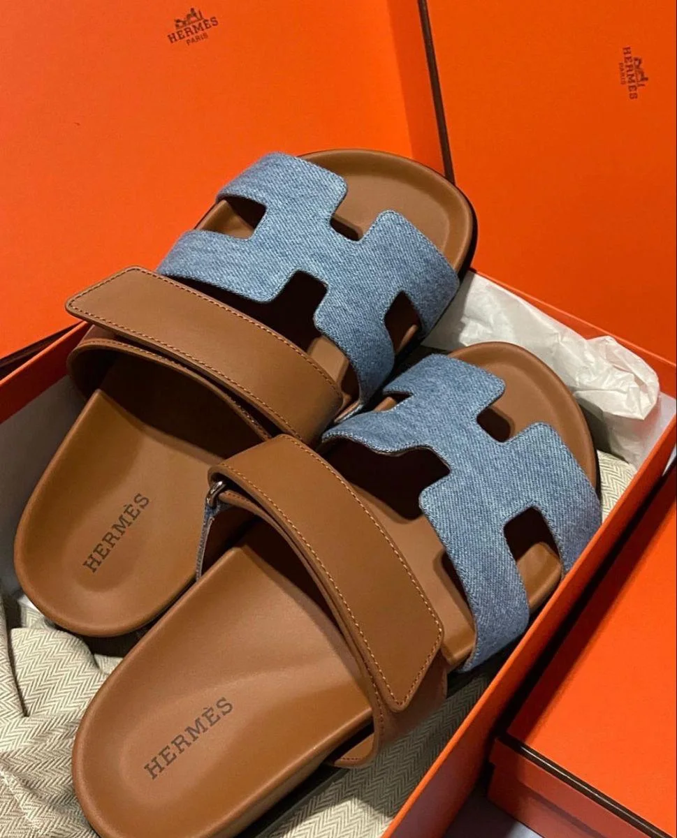 Hermes sandal marron chaleureux, bleu doux et semelle noire