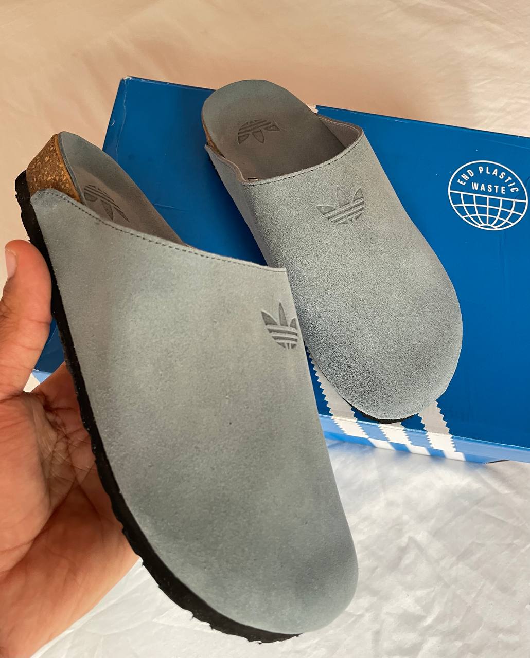 Sabots Adidas en Suédine Gris – Confort Premium & Style Minimaliste