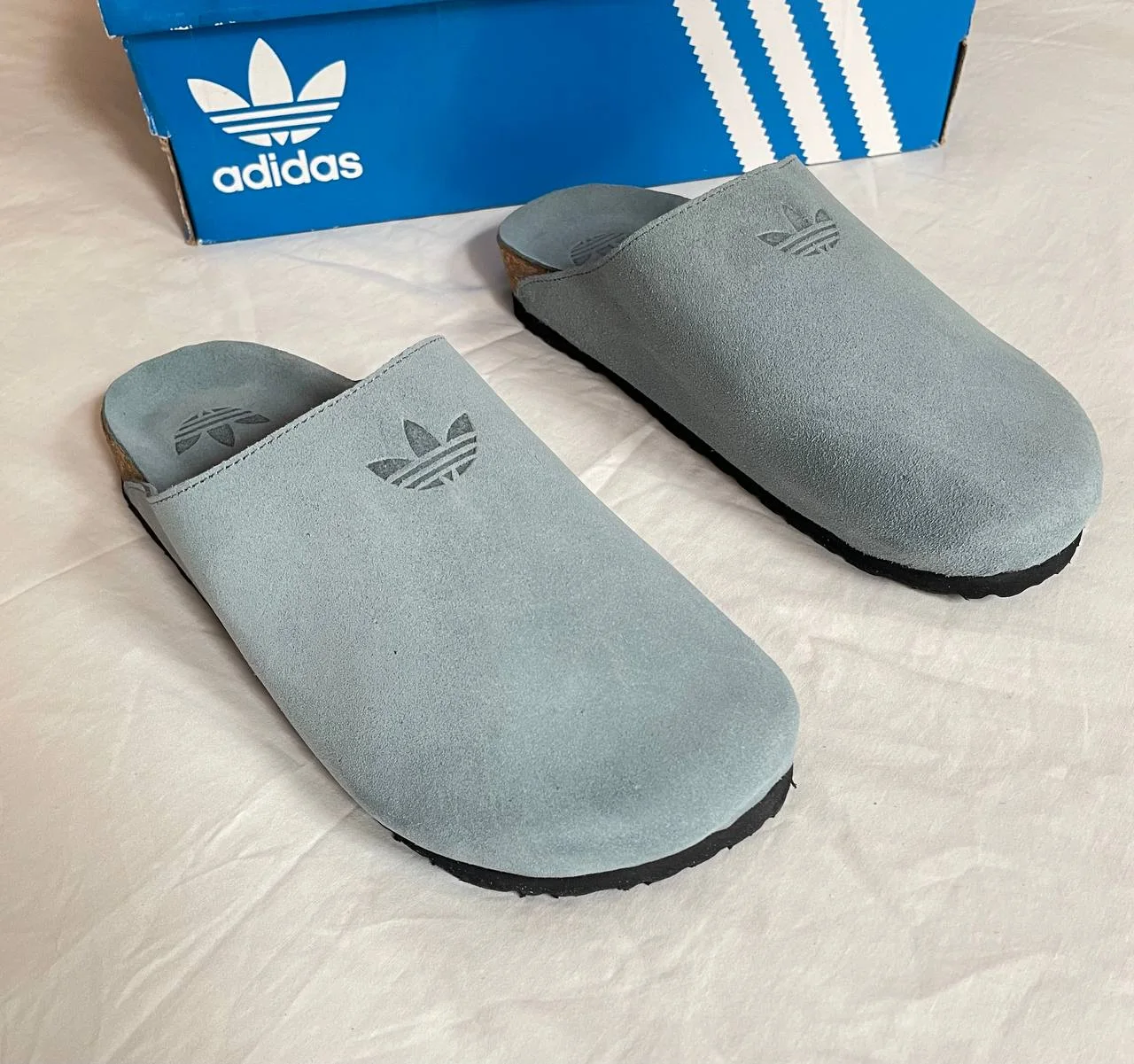 Sabots Adidas en bleu ciel – Confort Premium & Style Minimaliste