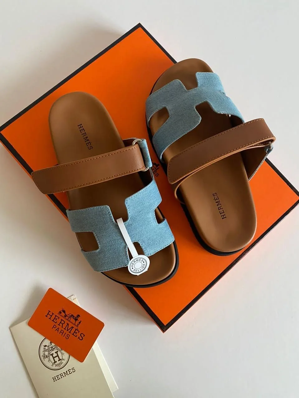 Hermes sandal marron chaleureux, bleu doux et semelle noire