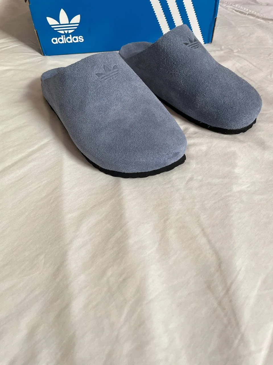 Sabots Adidas en bleu jean – Confort Premium & Style Minimaliste