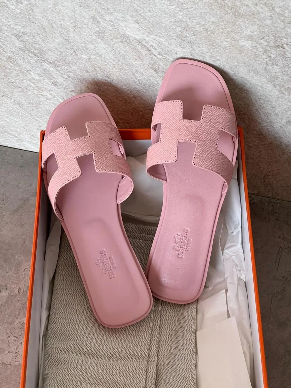 Sandales H en cuir rose – Élégance intemporelle